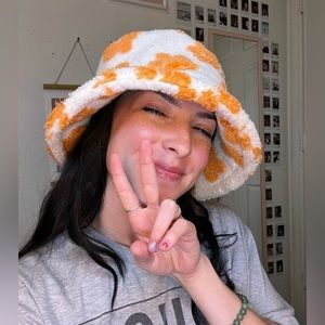 🧡Fuzzy Y2K floral bucket hat with adjustable tie 🧡